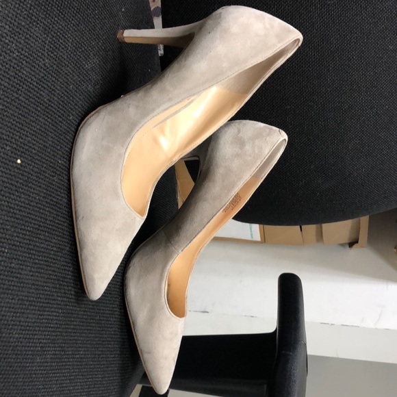Vince Camuto suede pump heels. - Picture 5 of 5